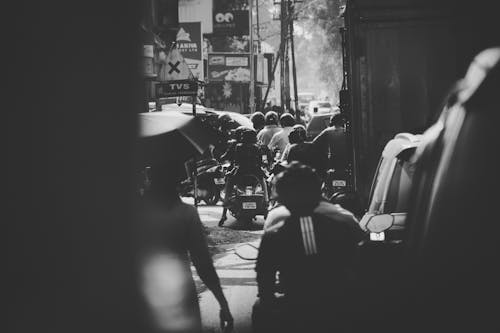 Foto d'estoc gratuïta de blanc i negre, carrer, carrers de la ciutat