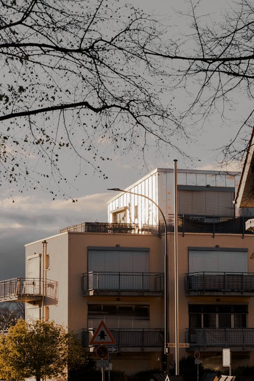 Fotos de stock gratuitas de arboles, arquitectura moderna, balcones