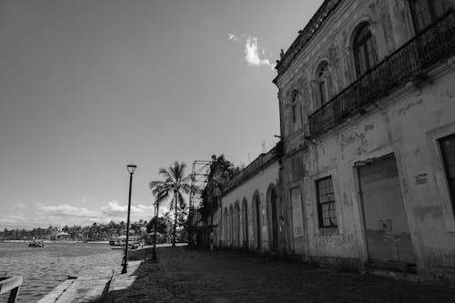 Foto d'estoc gratuïta de abandonat, blanc i negre, carrer