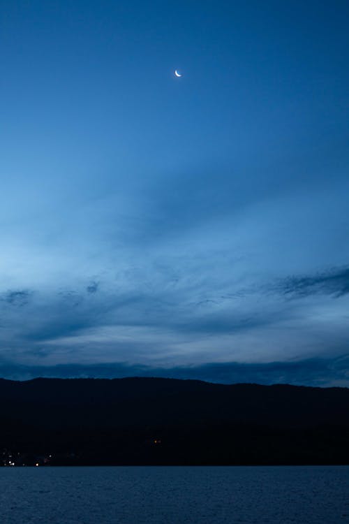 Gratis arkivbilde med fjell, hav, himmel