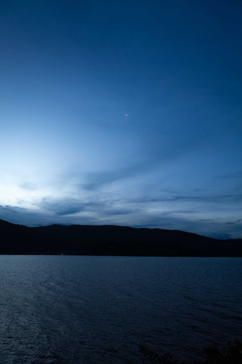 Photos gratuites de aube, colline, croissant de lune