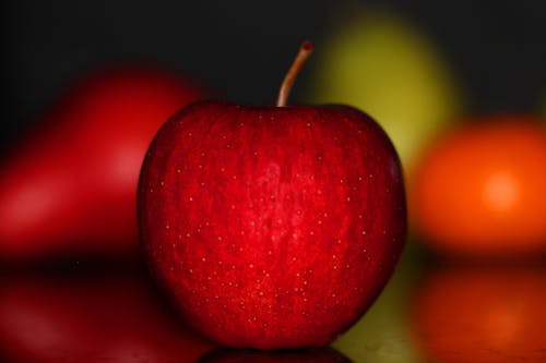 免费 红苹果的选择性焦点 素材图片