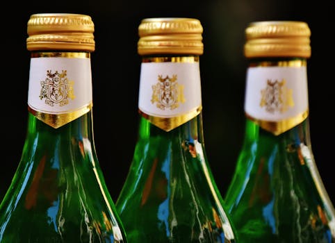 这三个绿色玻璃瓶配有金色盖子，非常适合庆祝场合