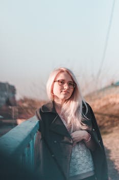 一位年轻女子在利维夫的秋日里，于户外时尚地摆出姿势，尽显优雅