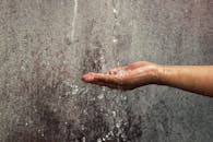 水流从纹理墙背景上滑过