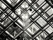 黑白图像的几何天花板与层叠的水增添了艺术纹理