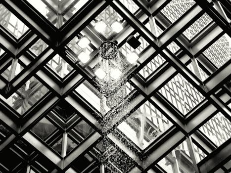 黑白图像的几何天花板与层叠的水增添了艺术纹理