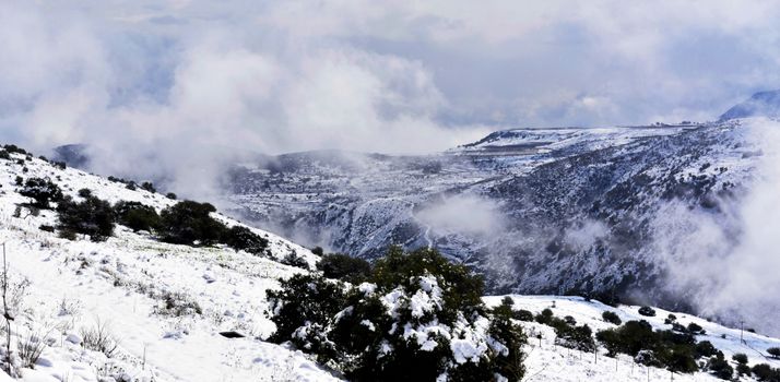 雪山笼罩在迷雾中，风景令人惊叹