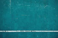 绿松石混凝土表面带有白线纹理的抽象视图，是理想的背景