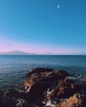 在摩洛哥，享受宁静的海边、岩石海岸线与广阔的蓝天