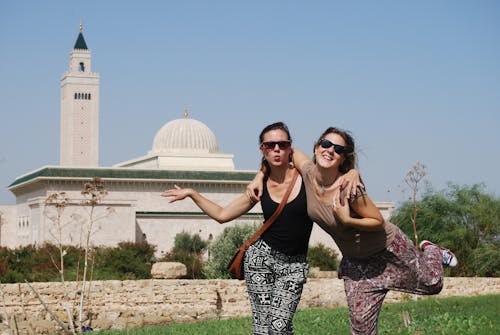 Duas Mulheres Perto De Edifício Branco