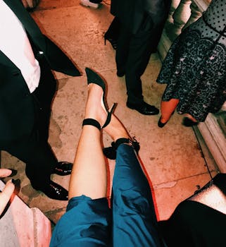 巴黎的别致晚间聚会展示了优雅的鞋类与时尚