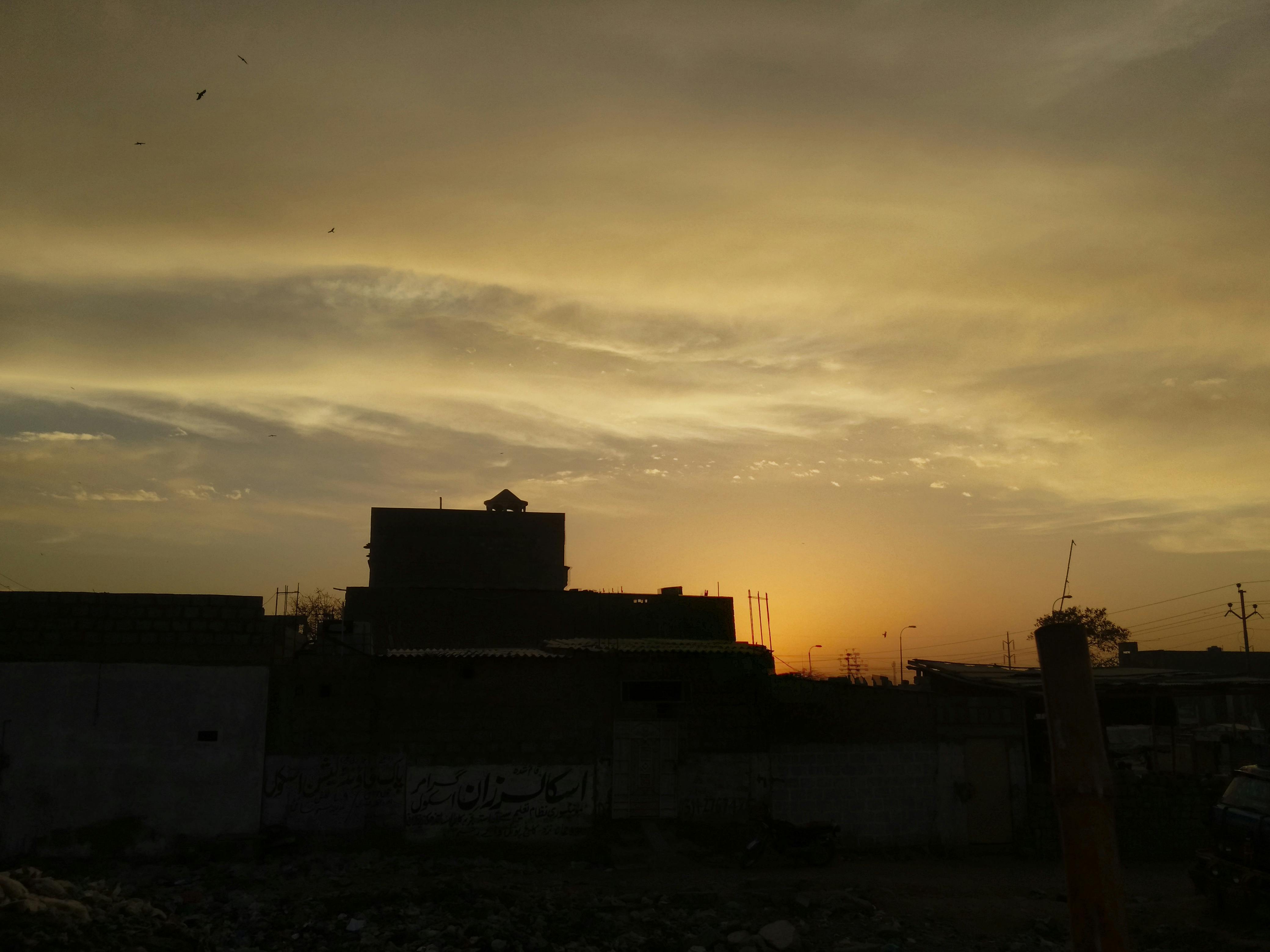 Жінка, що задумливо дивиться вгору