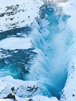 冰岛白雪皑皑的峡谷中，令人惊叹的冰冻瀑布捕捉了冬天的冰冷美景