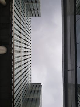 现代摩天大楼对称组成的动态低角度视图