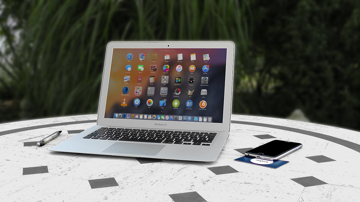 Gratis Macbook Air Encendido En Superficie Blanca Y Gris Foto de stock