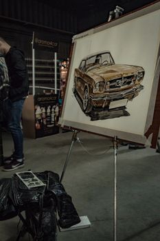 一辆老式汽车的艺术品在室内艺术展览中展出，展现了经典汽车的优雅