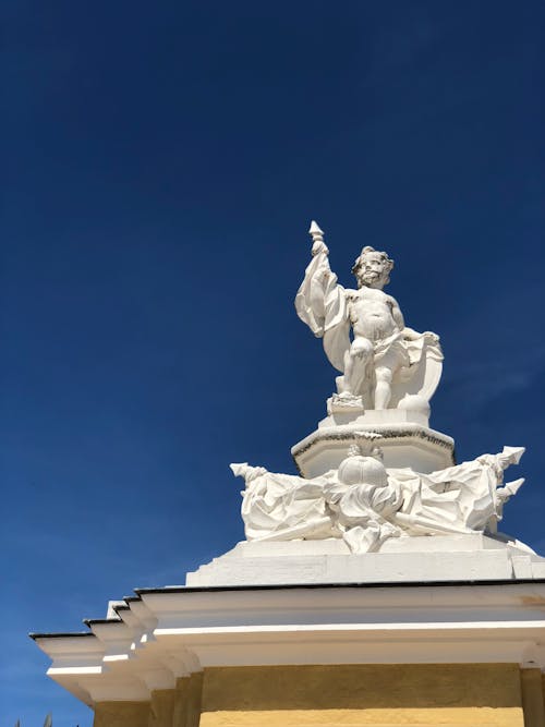 Lage Hoekfotografie Van Witte Menselijke Figuur Standbeeld