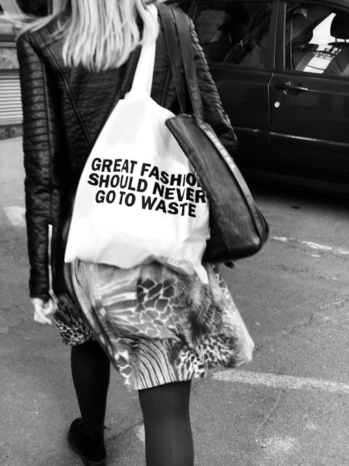 бесплатная Фотография женщины с сумкой в оттенках серого Стоковое фото