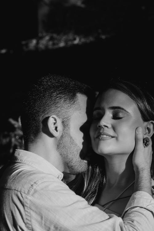 Foto stok gratis berciuman, cinta, hitam & putih