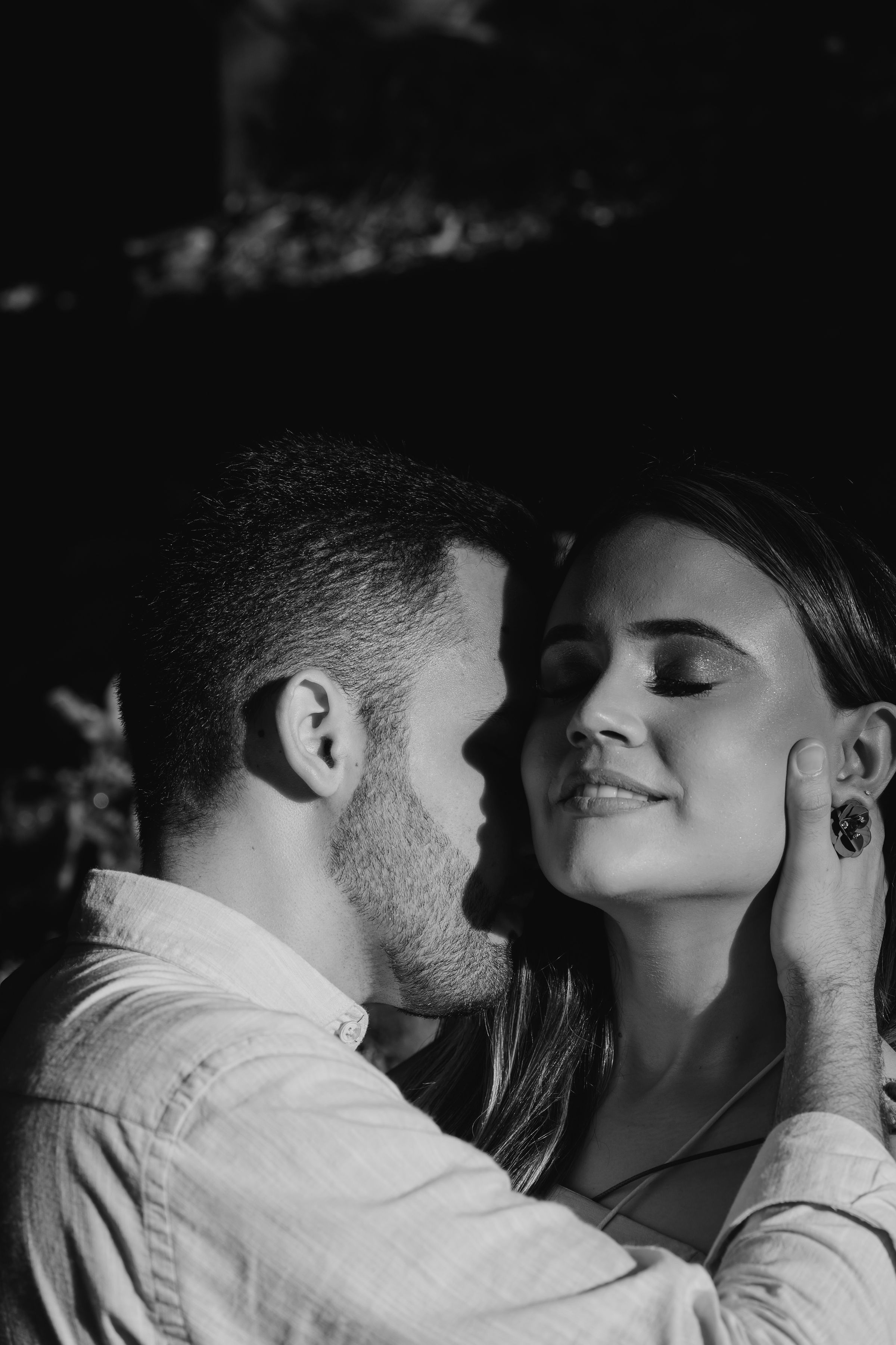 Hombre Besando A Su Novia En El Cuello · Foto de stock gratuita