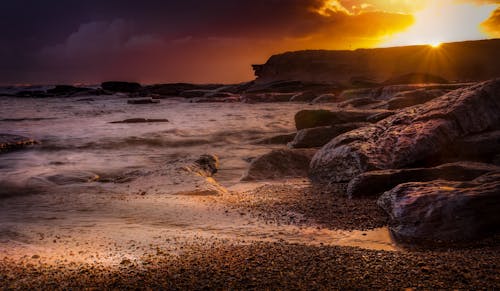 Безкоштовне стокове фото на тему «берег моря, валуни, камені»