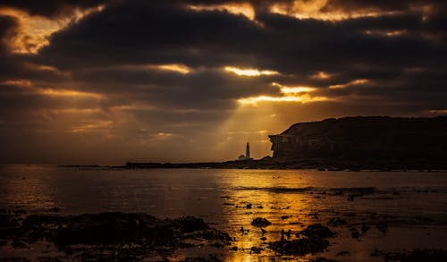 akşam karanlığı, bulutlu, deniz feneri içeren Ücretsiz stok fotoğraf