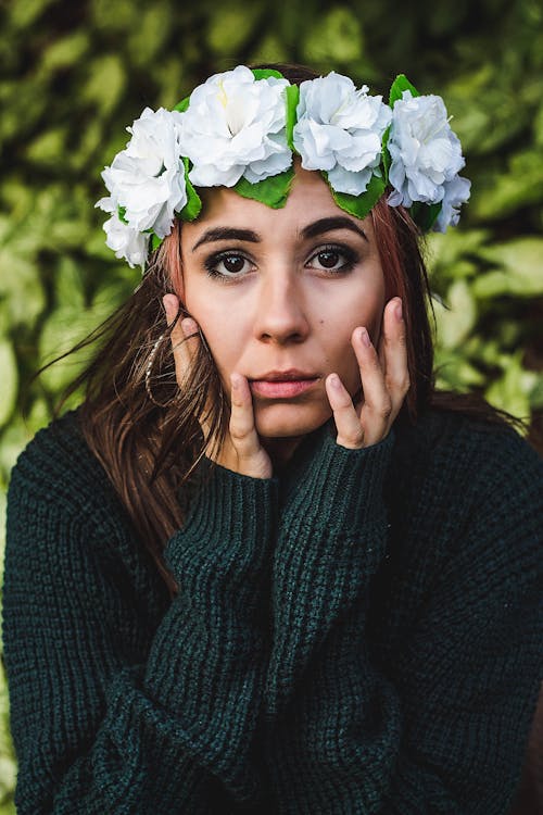 緑のセーターの女性の浅い焦点の写真