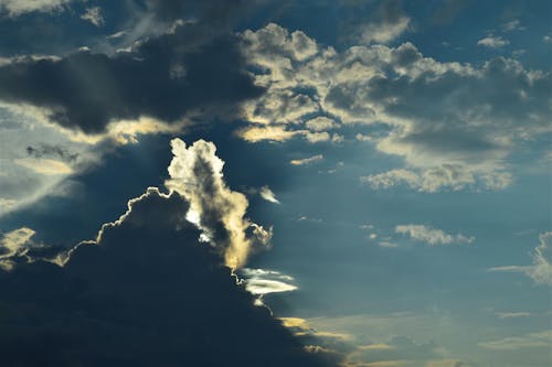 Nuages Gris Et Ciel Bleu