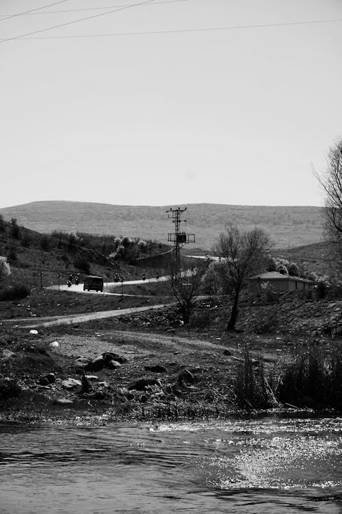 Foto profissional grátis de beira do lago, colina, direção