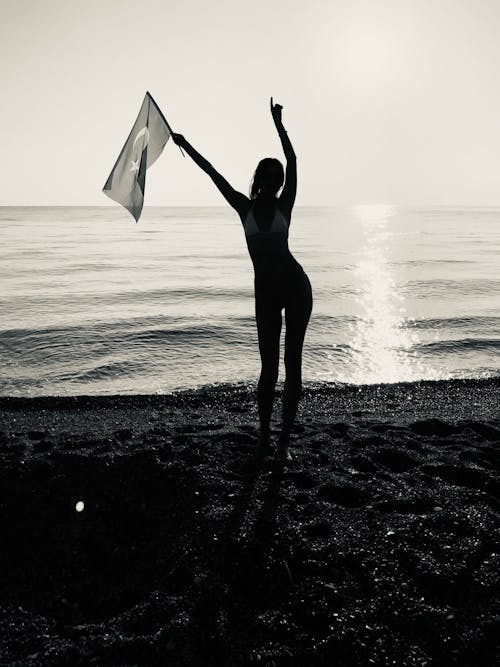 bayrak, bayraklı kız, deniz eğlencesi içeren Ücretsiz stok fotoğraf