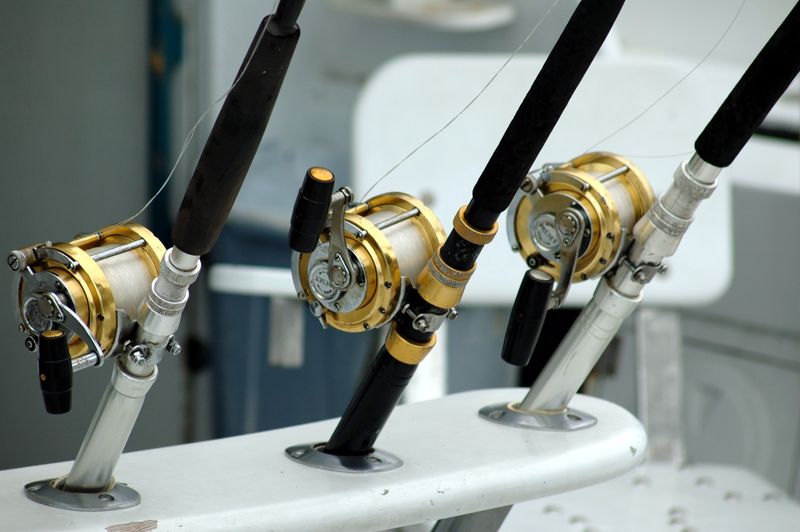 Carretes de pesca de altura con bobinas doradas en la borda