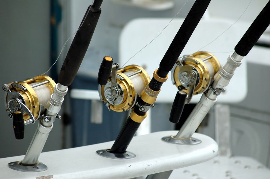 Cañas y carretes de pesca deportiva en yate, Los Cabos