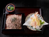 享用配有荞麦面和酥脆天妇罗的传统日本餐