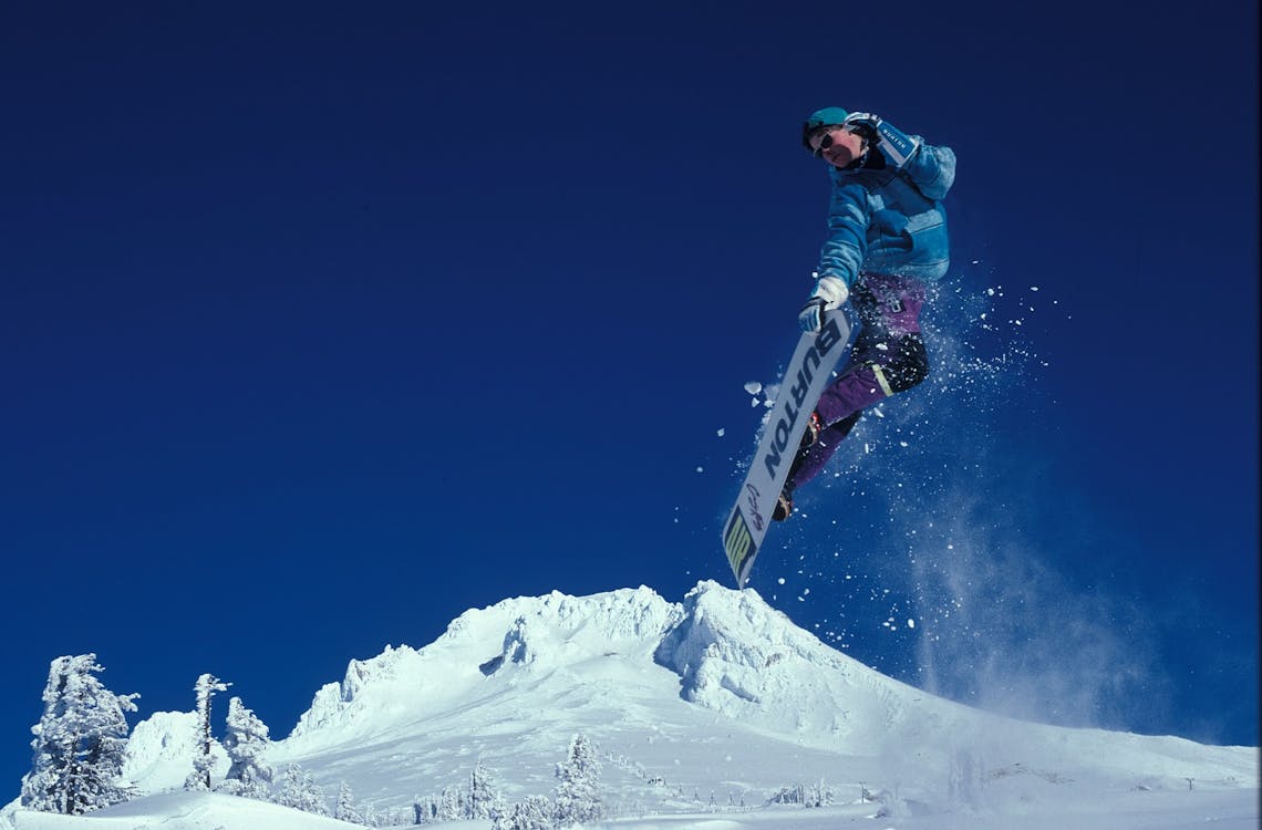 grátis Homem Snowboarding Durante O Dia Foto profissional