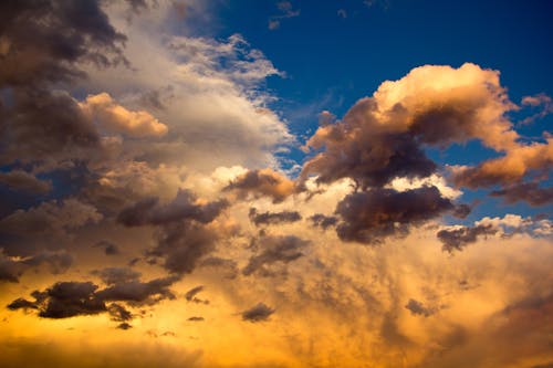 gratis Grijze En Gele Bewolkte Lucht Tijdens Zonsondergang \ Stockfoto