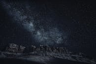 星空下，崎岖山脉上方展现着银河系的壮丽景色