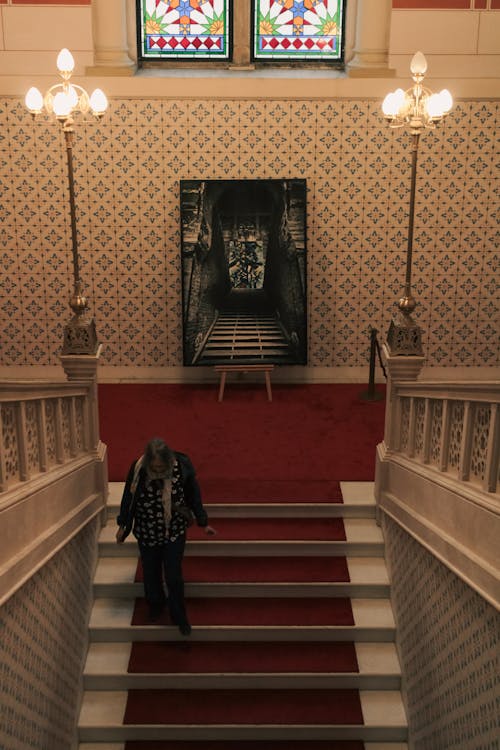 Darmowe zdjęcie z galerii z hotel, kobieta, korytarz