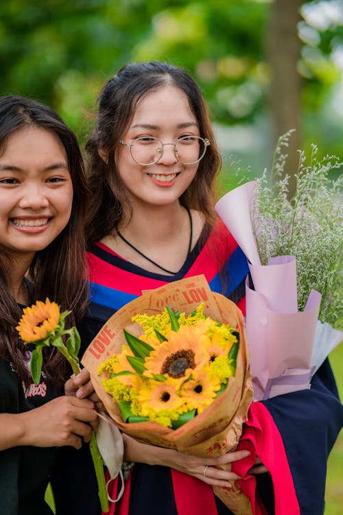 Gratis arkivbilde med asiatiske kvinner, blomster, bukett