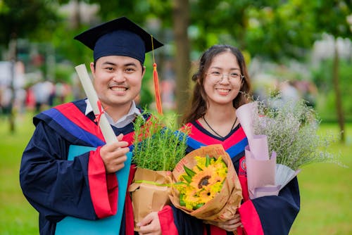 Gratis arkivbilde med aftenkjole, asiatisk par, blomster