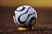 从宏观镜头看，看台上的足球主题拼图球展现了复杂的细节