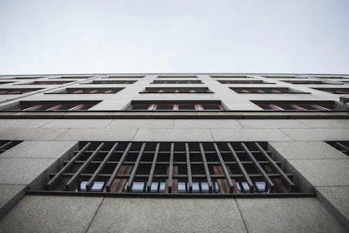 Fotografía De ángulo Bajo De Edificio De Hormigón