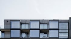 布拉格当代公寓的立面采用了玻璃面板和几何设计