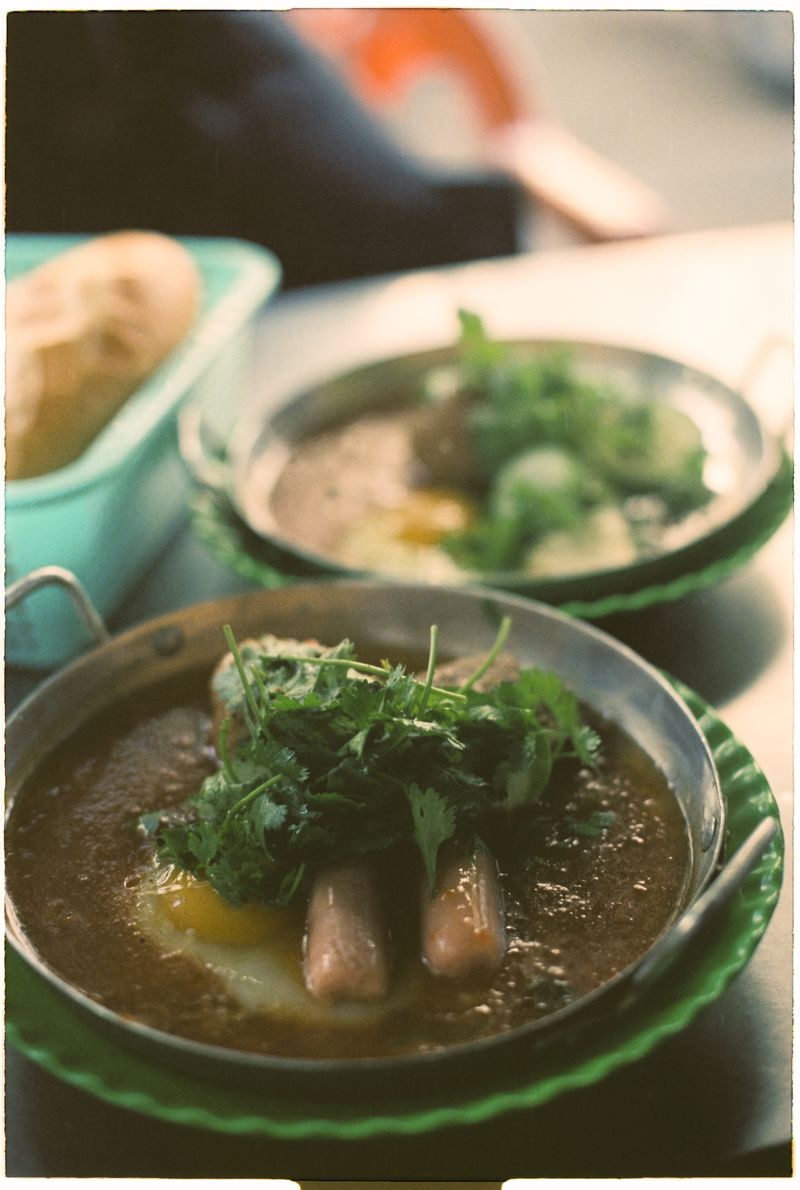 Caldo verde cremoso com linguiça servido em tigelas