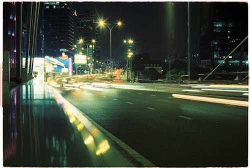 araba farları, bulanık hareket, cadde içeren Ücretsiz stok fotoğraf