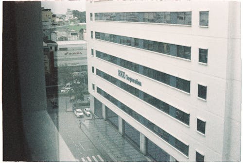 Fotobanka s bezplatnými fotkami na tému administratívna budova, biela fasáda, centrálne štvrte