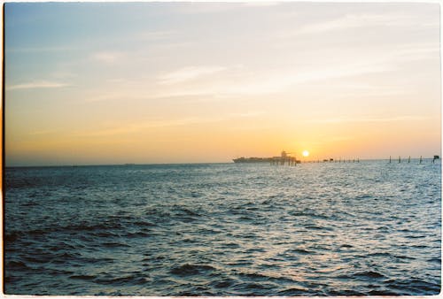 Foto profissional grátis de horizonte, mar, navio industrial