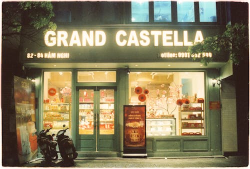A store front with the words grand castella on it