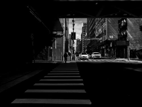Foto d'estoc gratuïta de blanc i negre, carrer, carrers de la ciutat