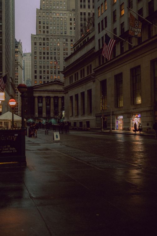 Free Dimly lit evening street scene in New York City, showcasing architecture and urban life. Stock Photo